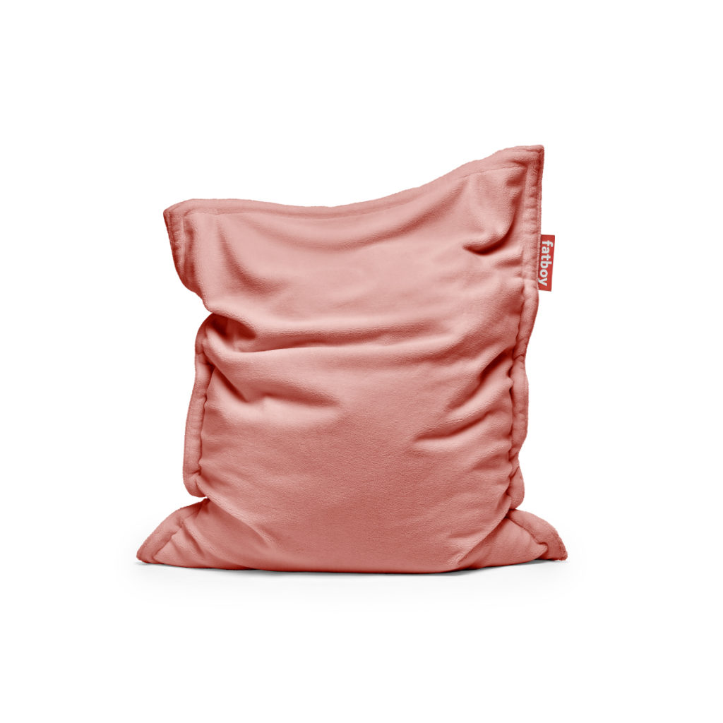 Un pouf rose sur fond blanc.