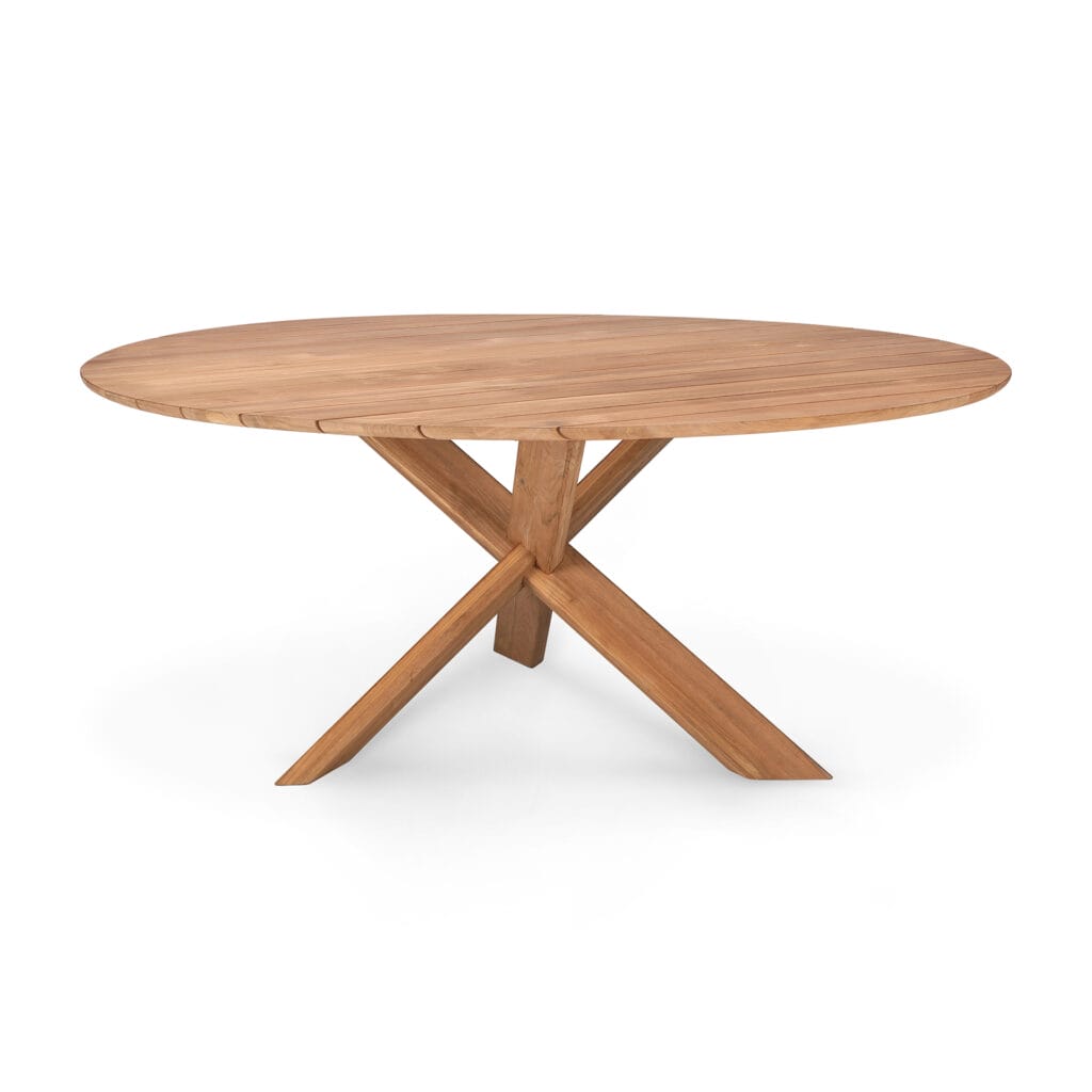 Une table à manger circulaire en bois avec pieds croisés, parfaite pour une utilisation en extérieur (table de jardin). Les dimensions de cette pièce élégante sont méticuleusement conçues pour une utilisation optimale de l'espace et un confort optimal. Fabriqué à partir de haute qualité