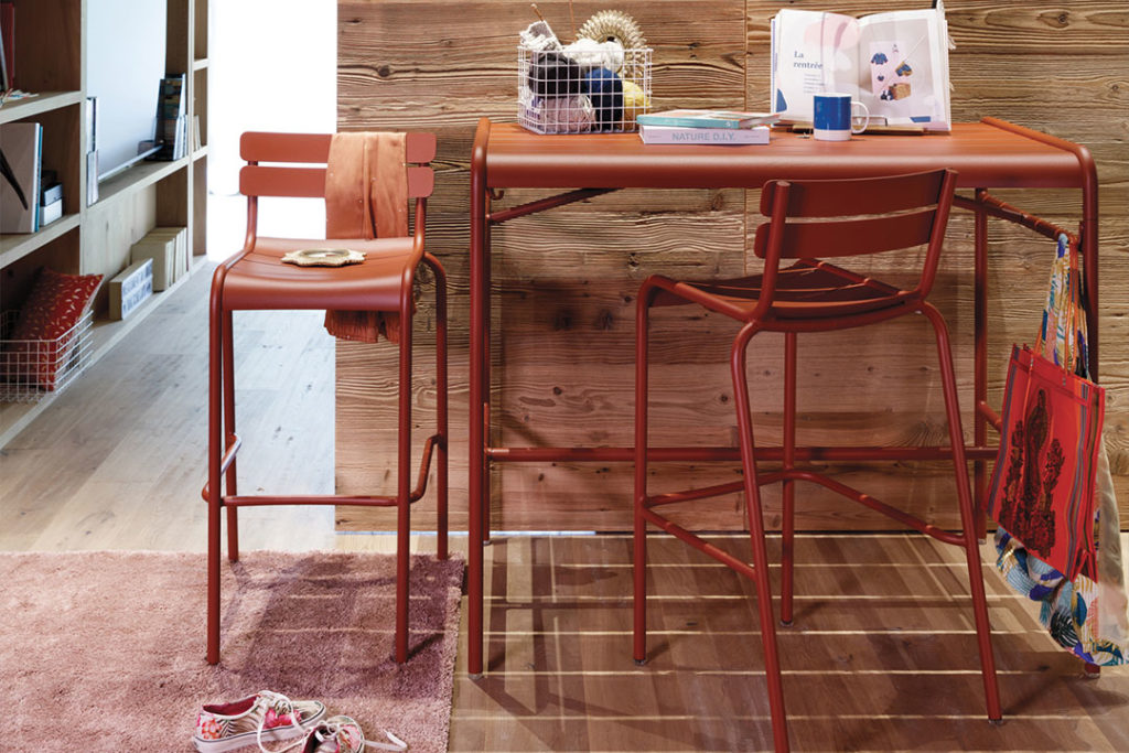 Une Table rouge haute Luxembourg dans une salle.