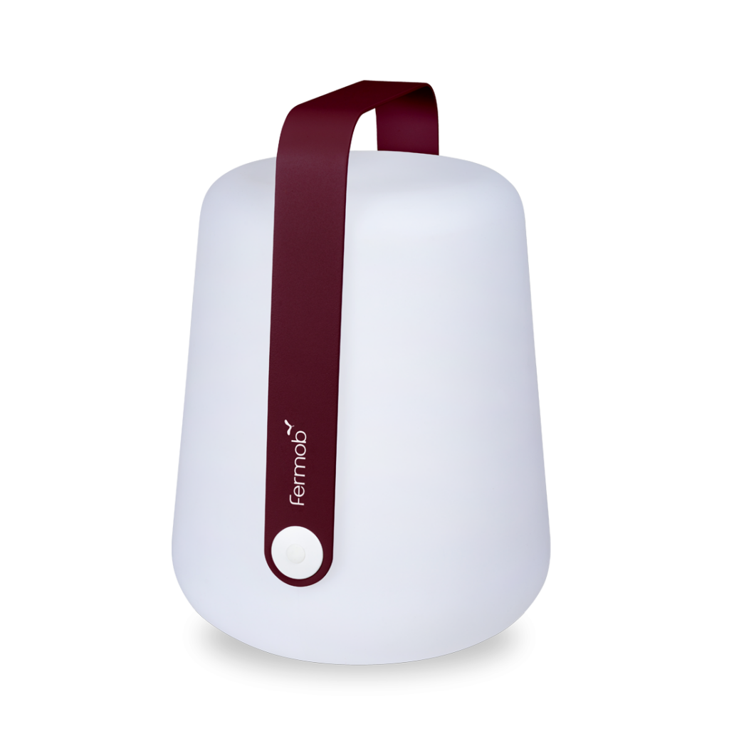 Une Lampe Balad blanche et bordeaux H.38 cm avec une bandoulière rouge.