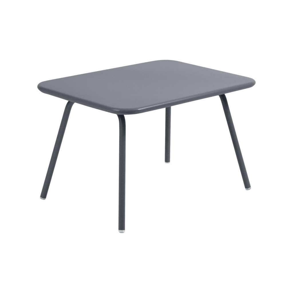 Une petite table rectangulaire Carbone gris foncé avec quatre pieds fins, parfaite pour ceux qui recherchent des dimensions épurées.