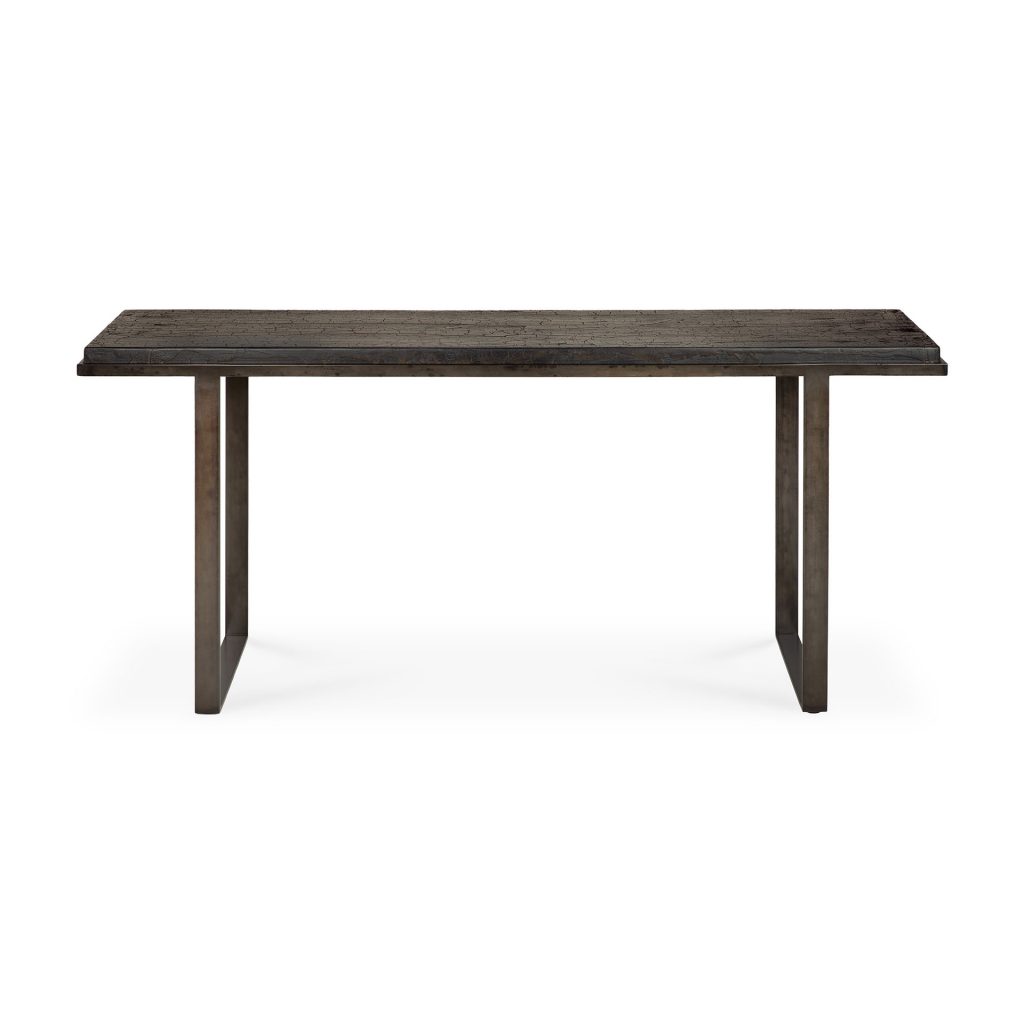 Une table à manger en bois sombre avec des pieds en métal.