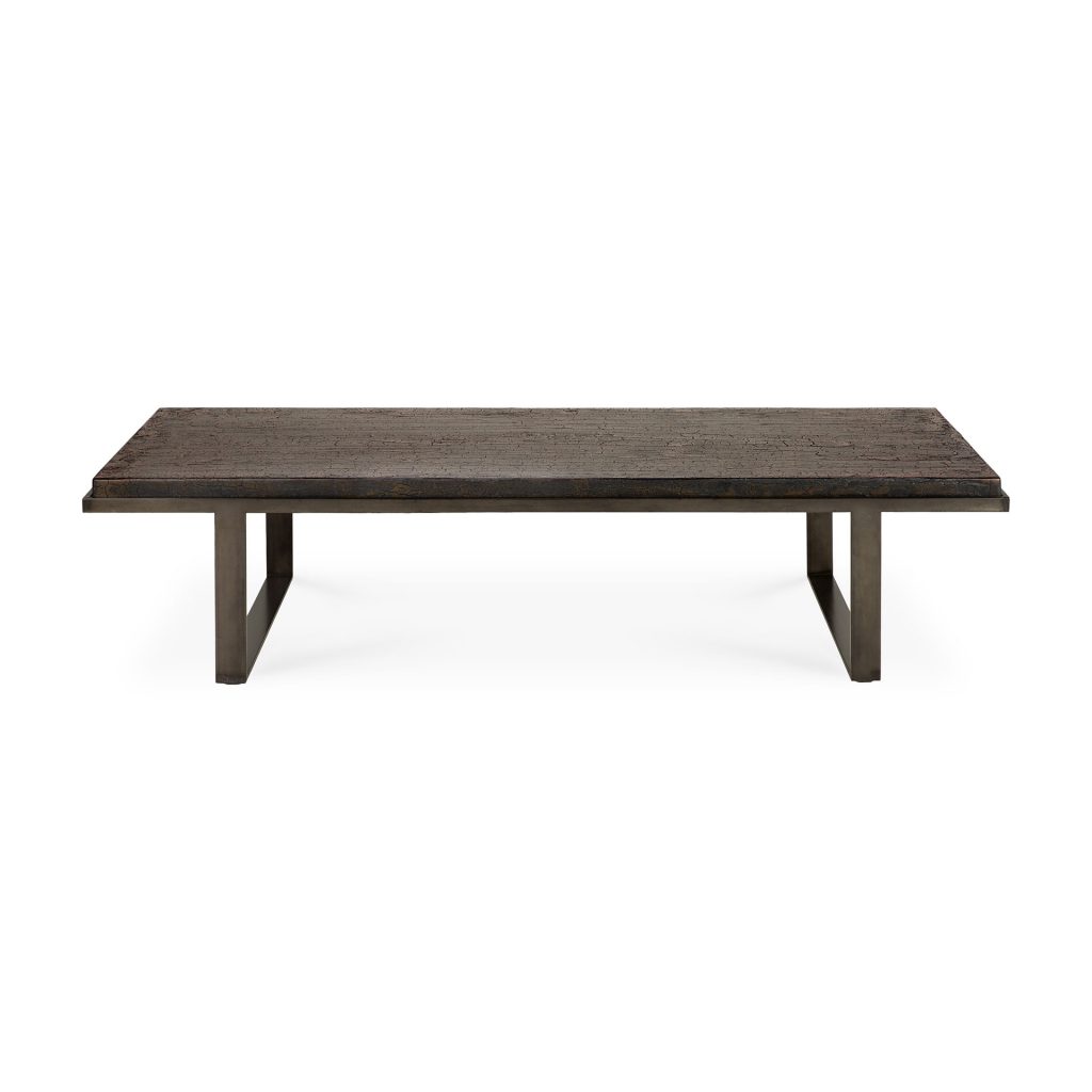 Une table basse rectangulaire avec des pieds noirs et un plateau en bois.
