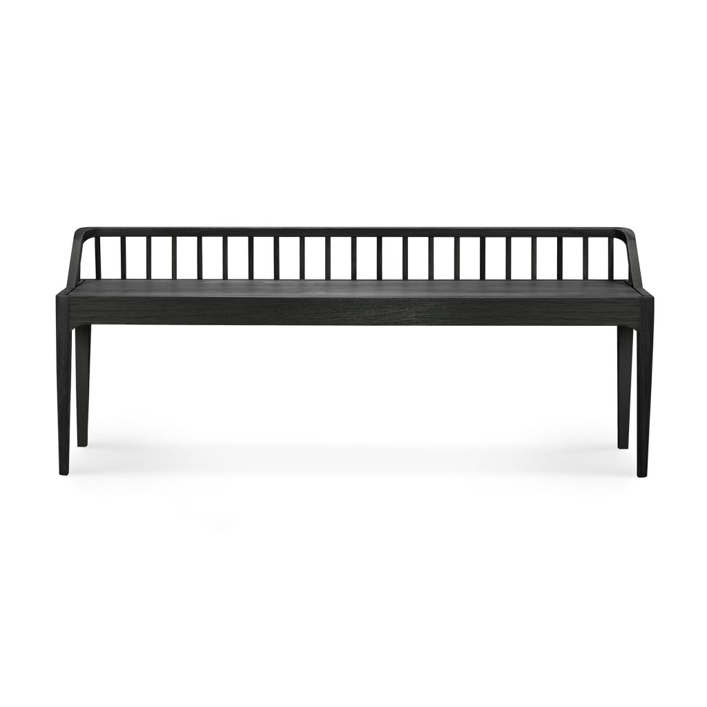 Un banc noir sur fond blanc.