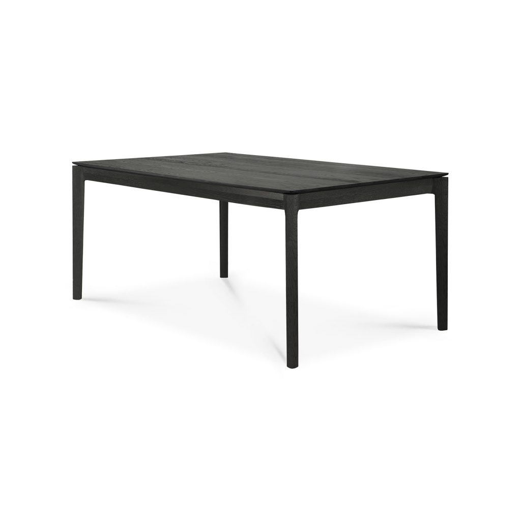 Une table à manger noire sur fond blanc.
