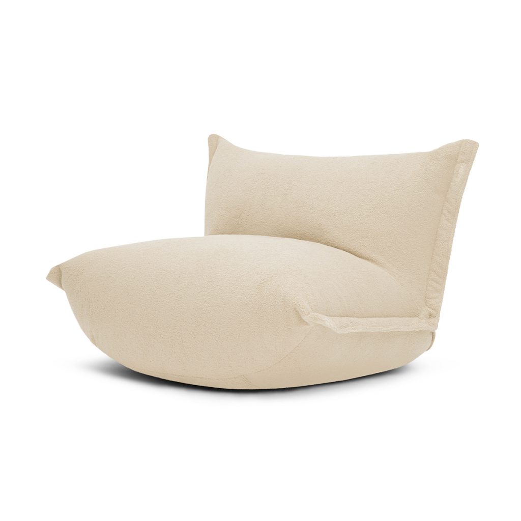 Un fauteuil poire beige sur fond blanc.