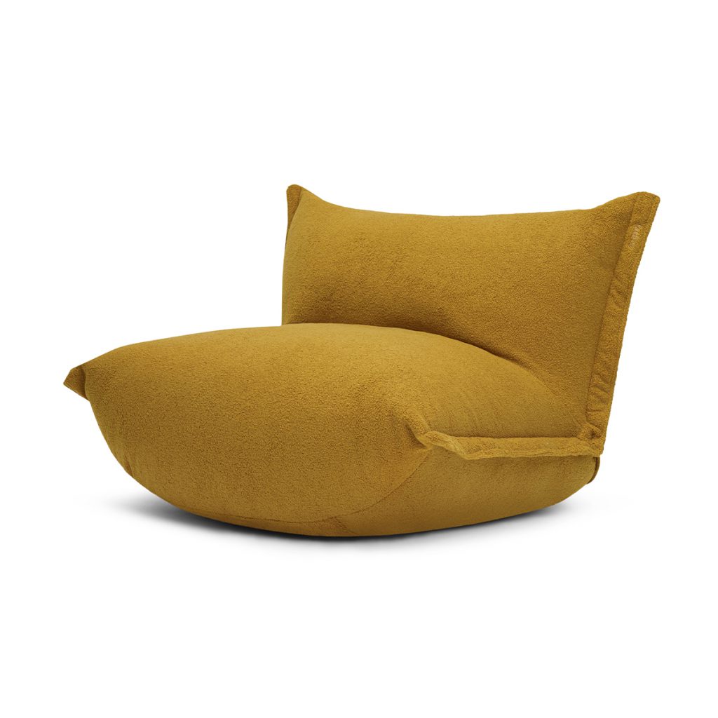 Un fauteuil poire jaune sur fond blanc.