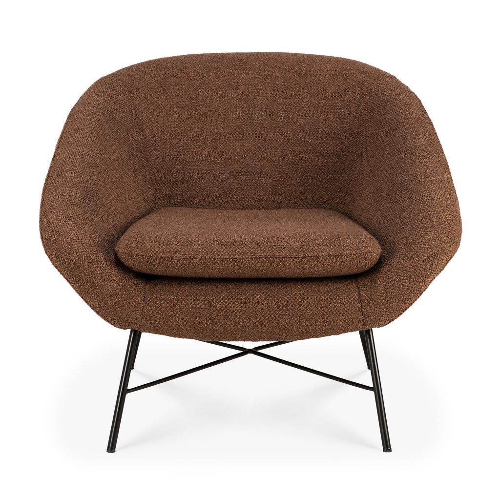 Une chaise longue marron avec des pieds noirs.