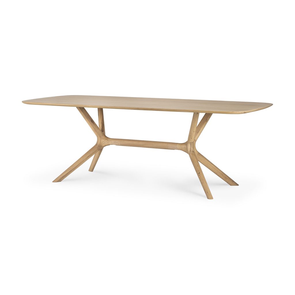 Une table à manger en bois avec un plateau à lattes.