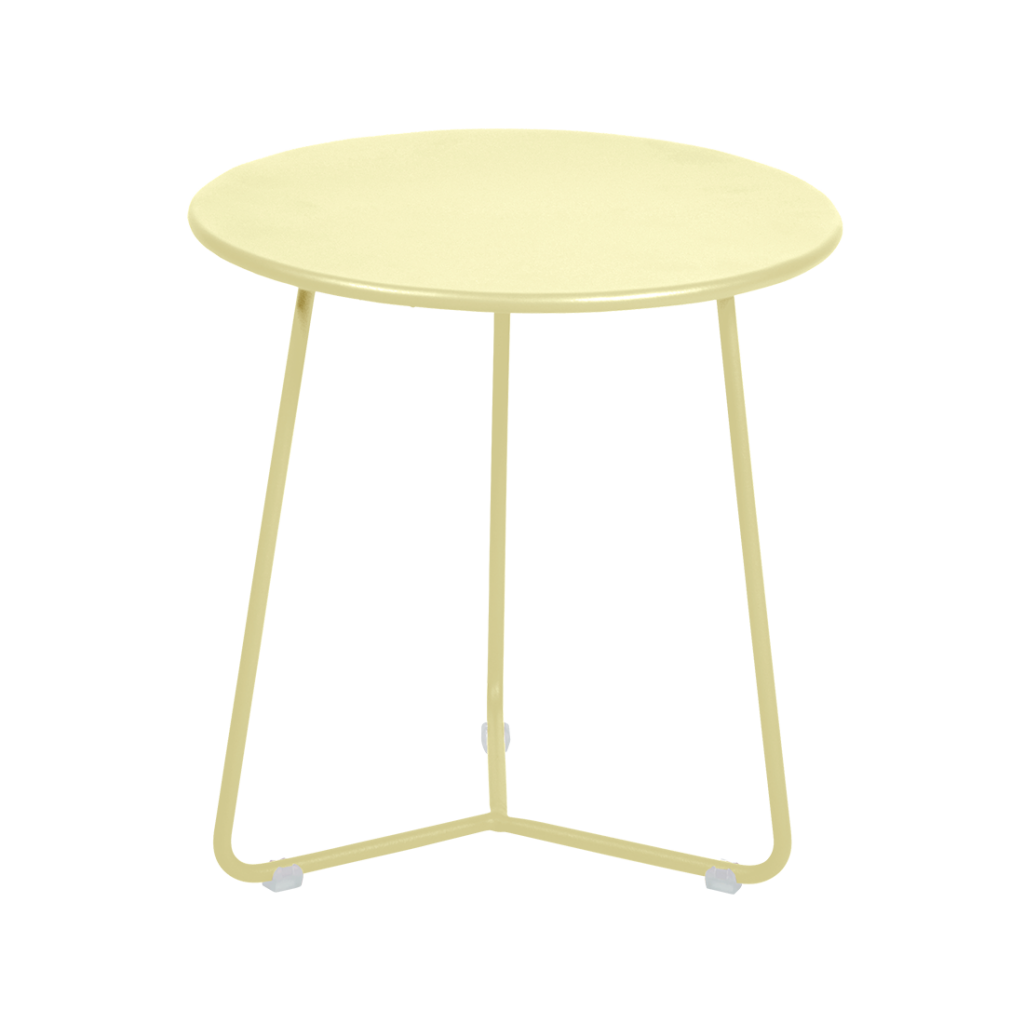 Une table d'appoint en métal jaune sur fond blanc.
