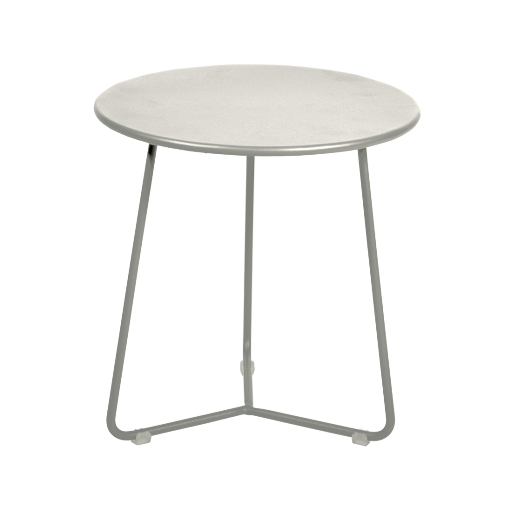 Une table ronde avec une base en métal.