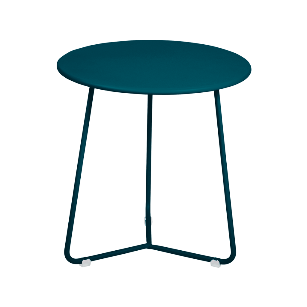 Une table d'appoint bleu sarcelle avec une base en métal.
