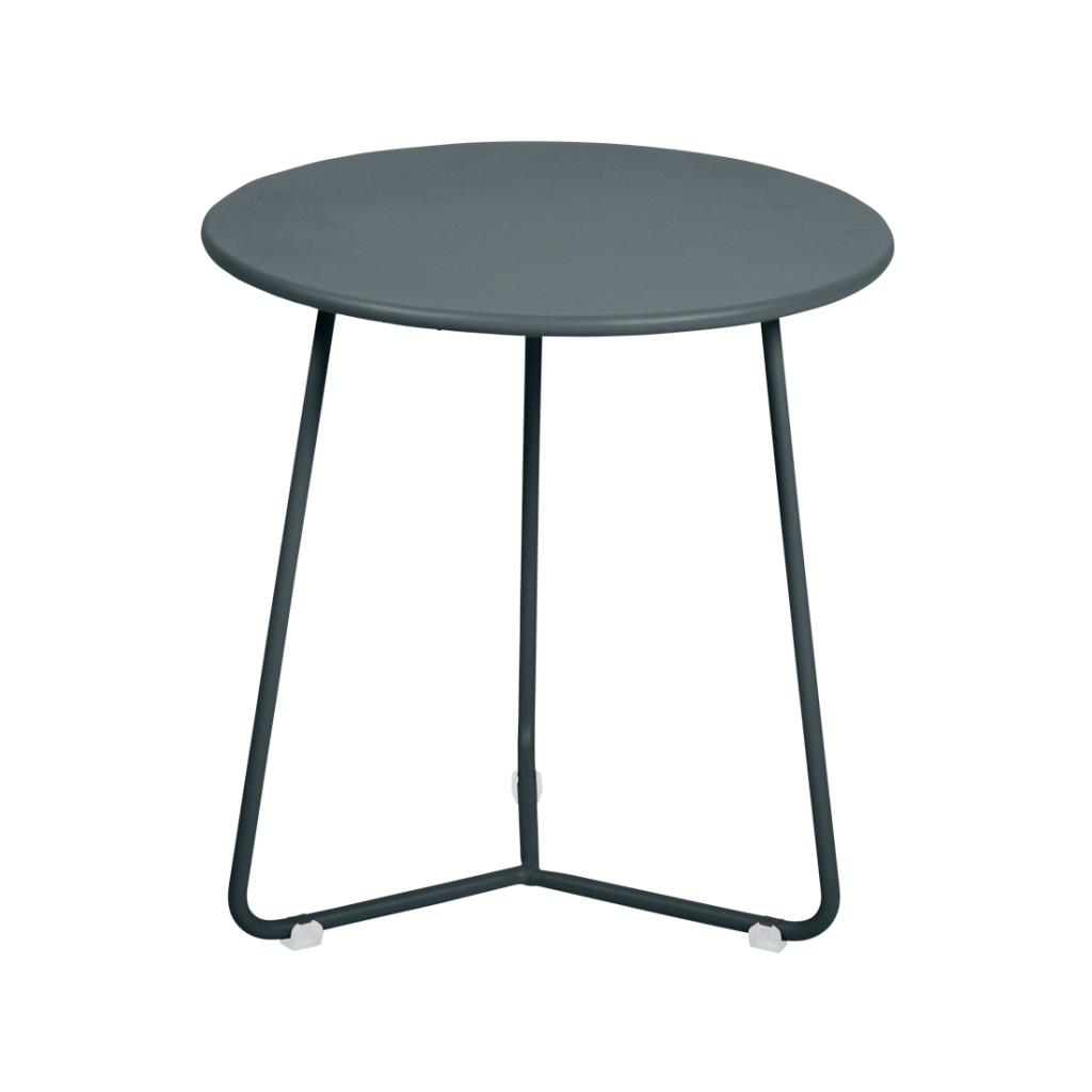 Une table d'appoint grise avec roulettes sur fond blanc.