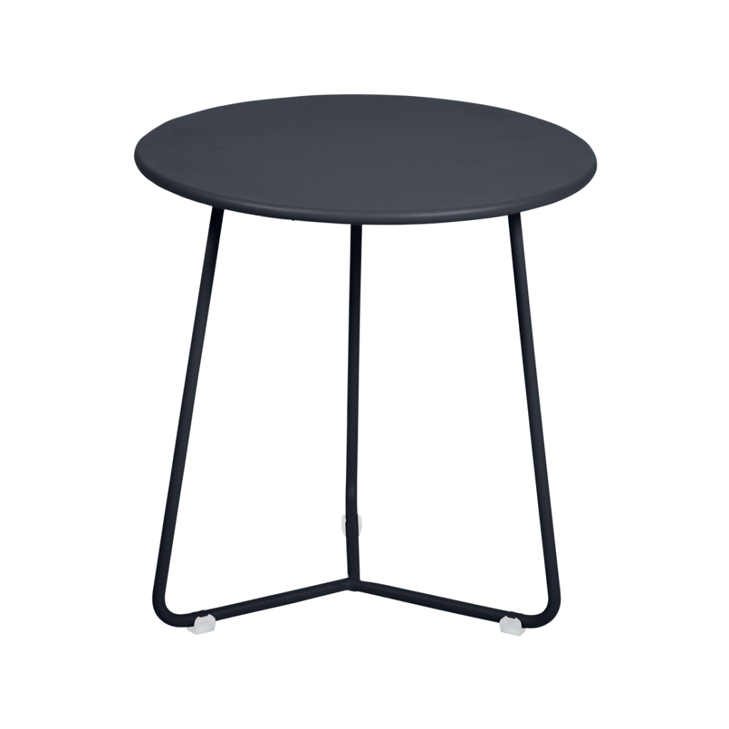 Une table d'appoint noire avec roulettes sur fond blanc.