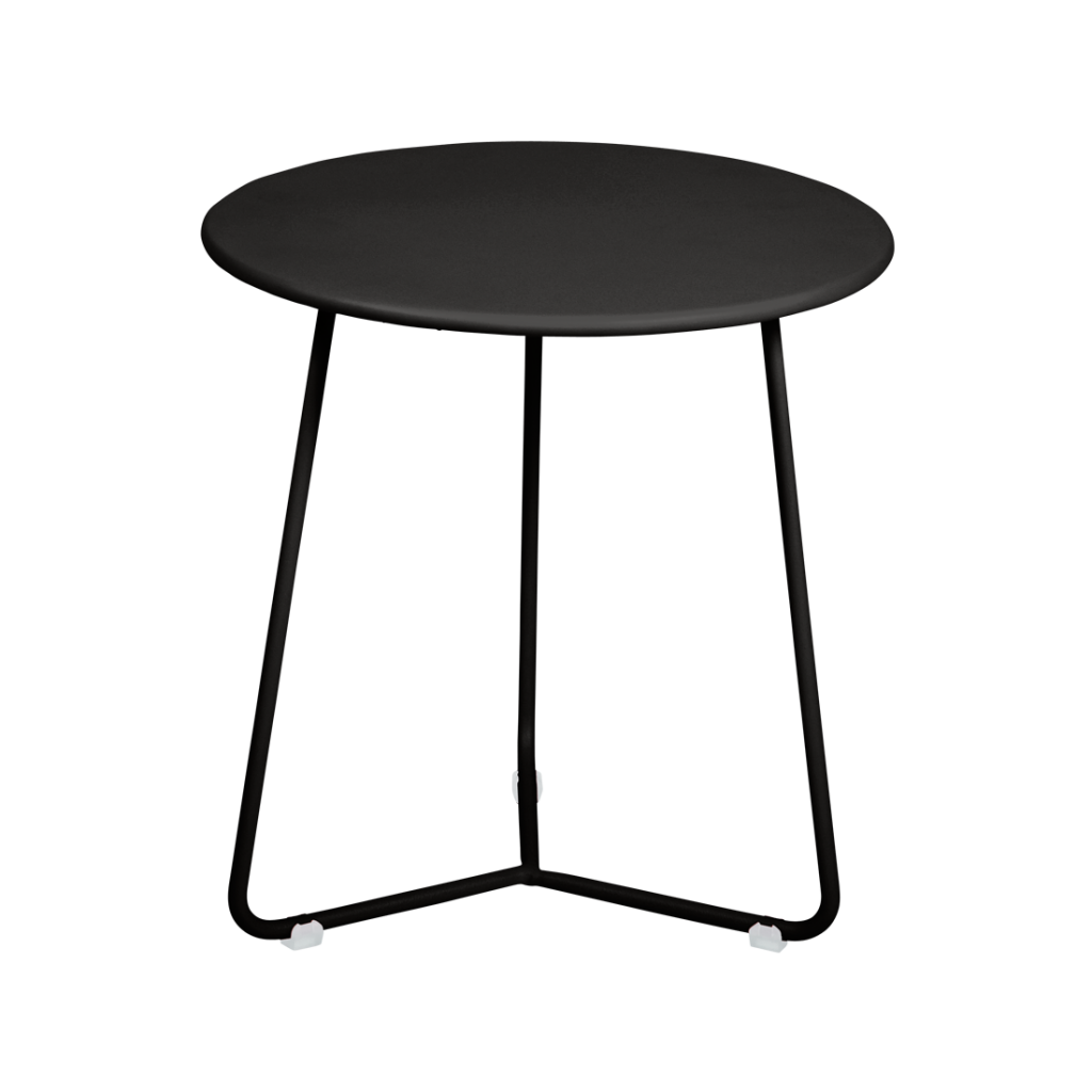Une table d'appoint noire sur fond blanc.