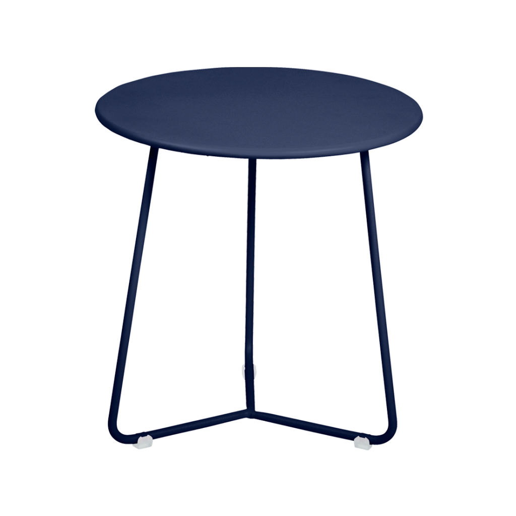 Une table d'appoint en métal bleu avec roulettes sur fond blanc.