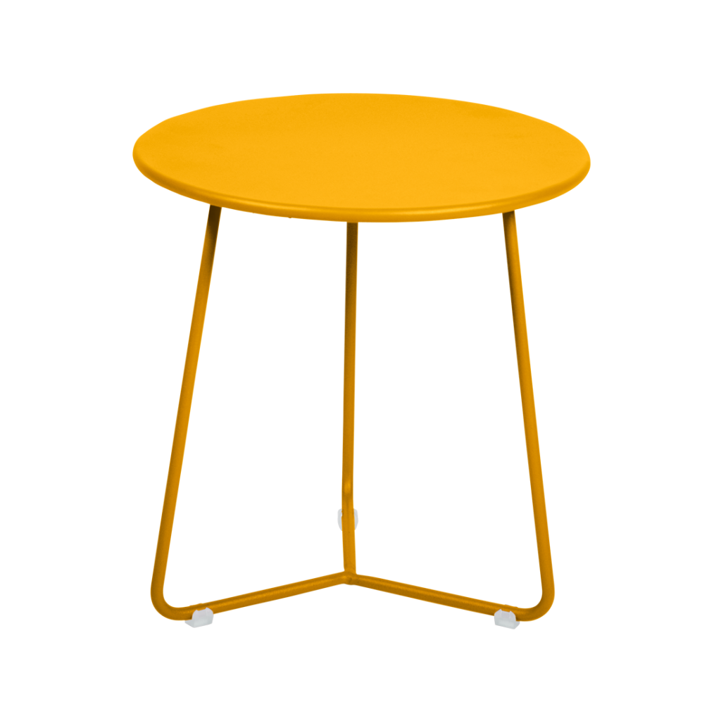 Une table d'appoint orange sur fond blanc.