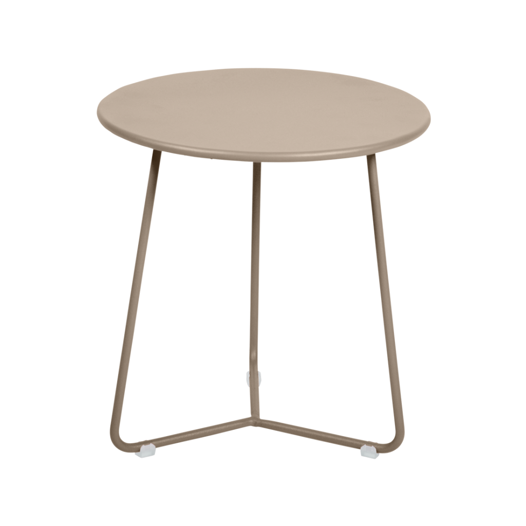 Une table ronde beige avec pieds en métal.