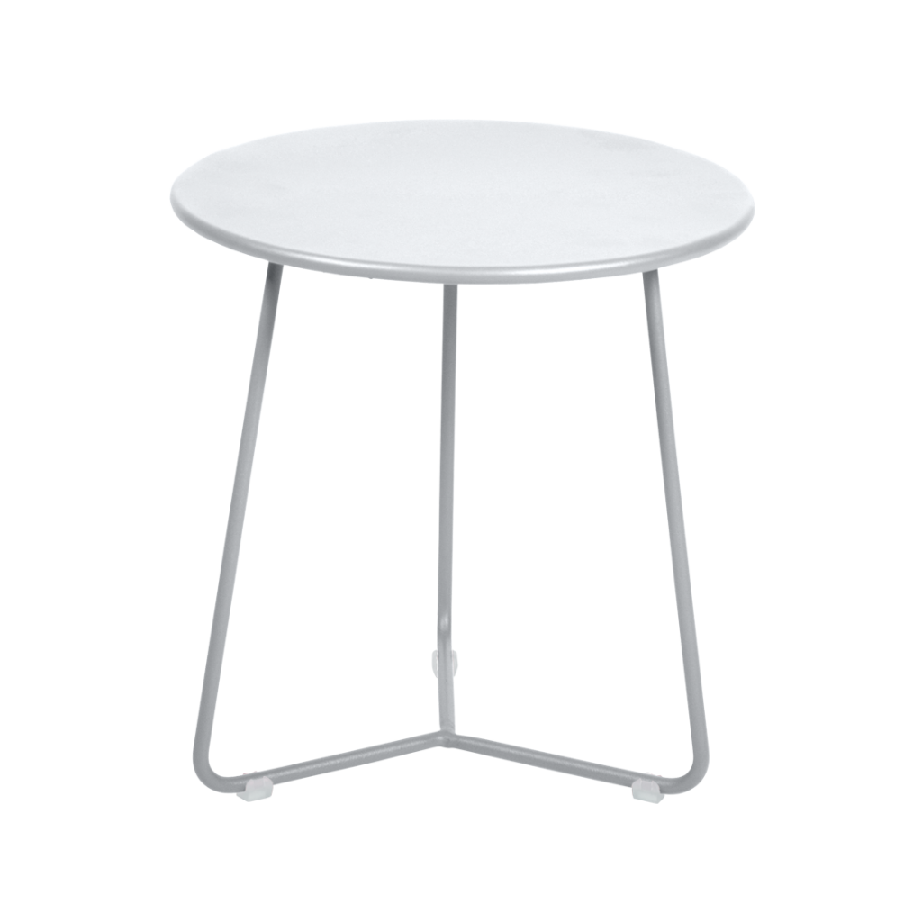 Une table d'appoint blanche avec pieds en métal.