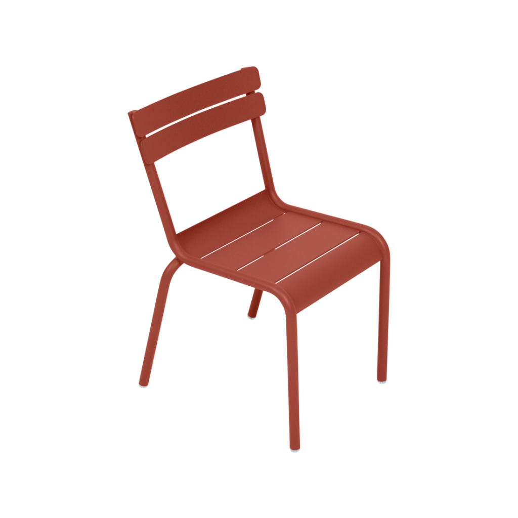 Une chaise de salle à manger rouge sur fond blanc.