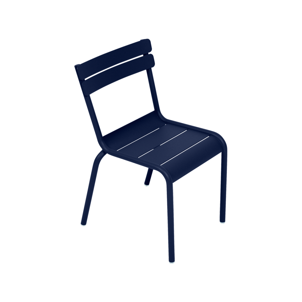 Une chaise en métal bleu sur fond blanc.