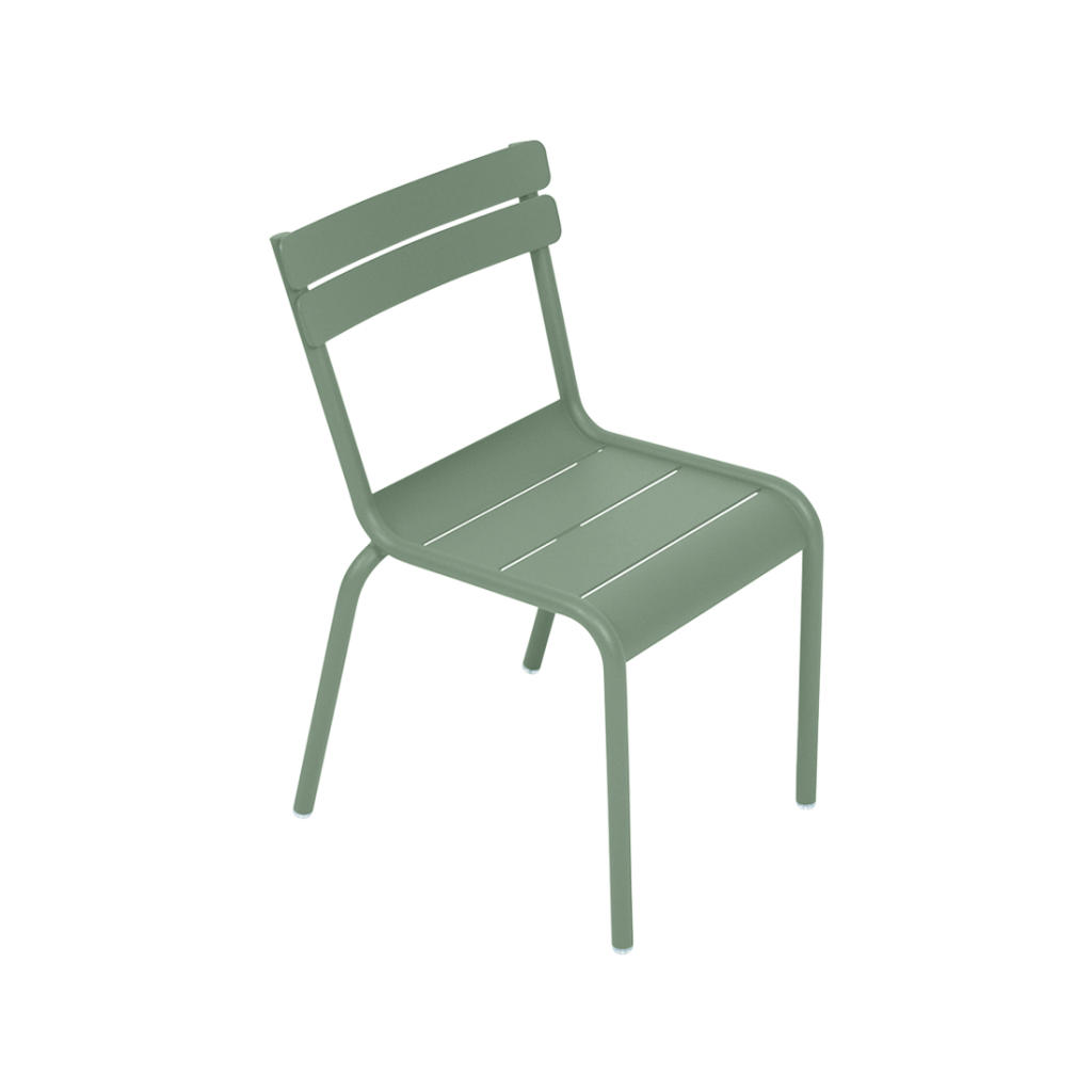 Une chaise en plastique vert sur fond blanc.