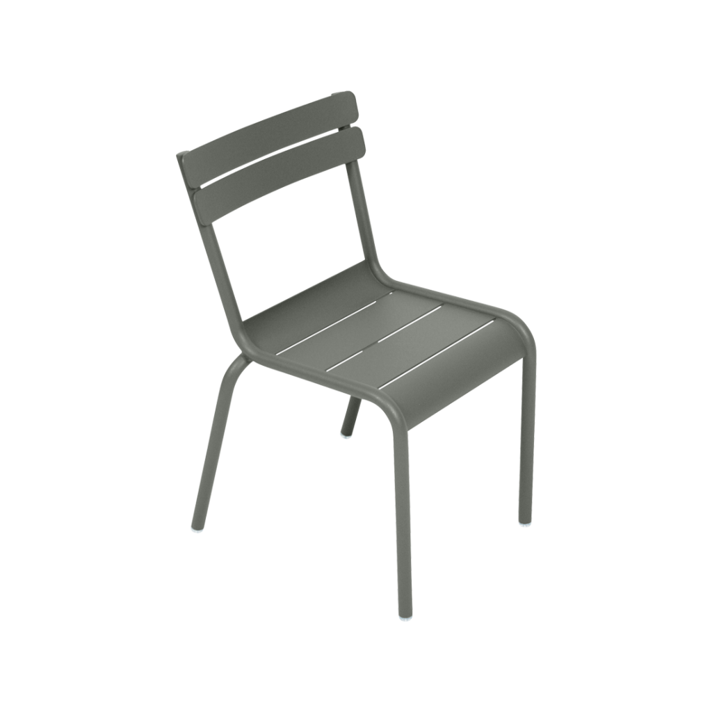 Une chaise en métal gris sur fond blanc.