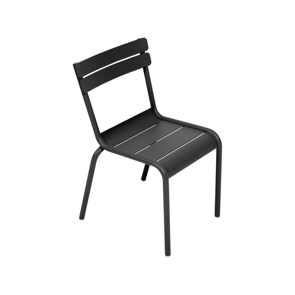 Une chaise en métal noir sur fond blanc.