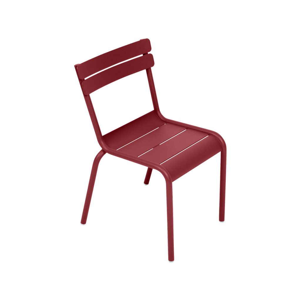 Une chaise de salle à manger rouge sur fond blanc.