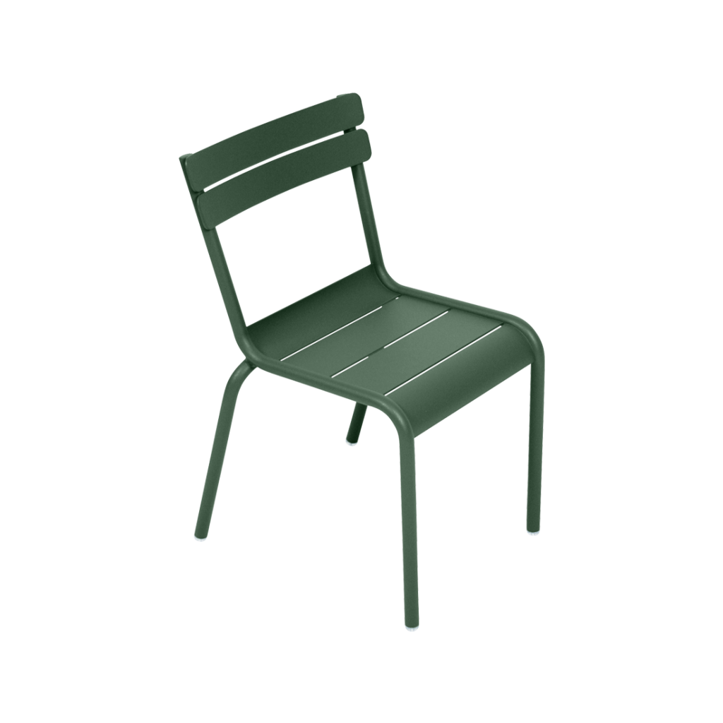 Une chaise en plastique vert sur fond blanc.
