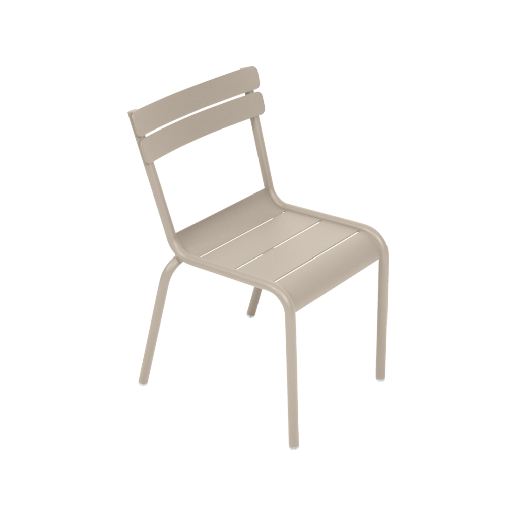 Une chaise de salle à manger beige sur fond blanc.