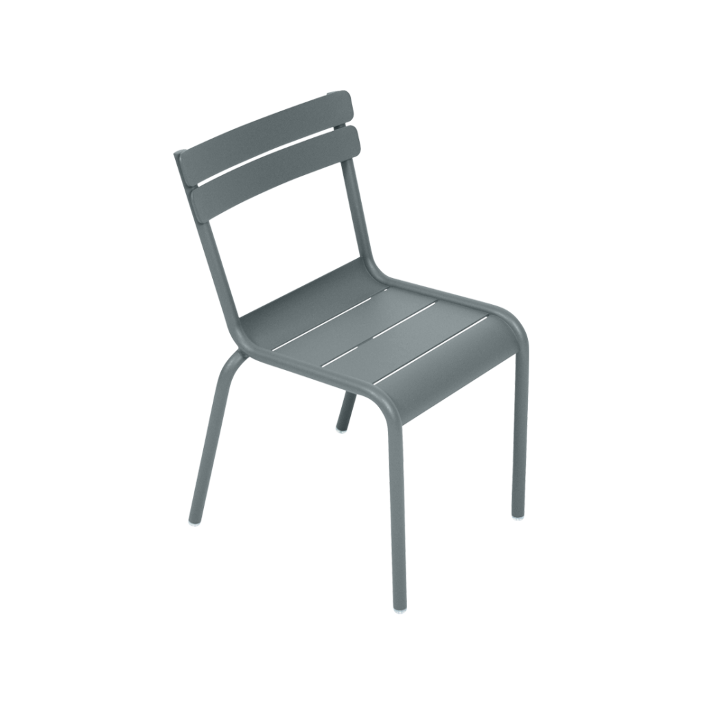 Une chaise en métal gris sur fond blanc.