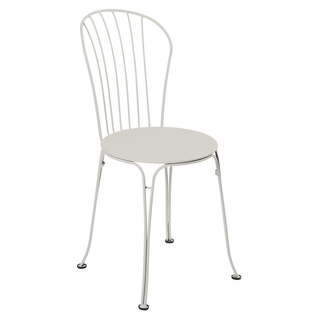 Une chaise de salle à manger blanche sur fond blanc.