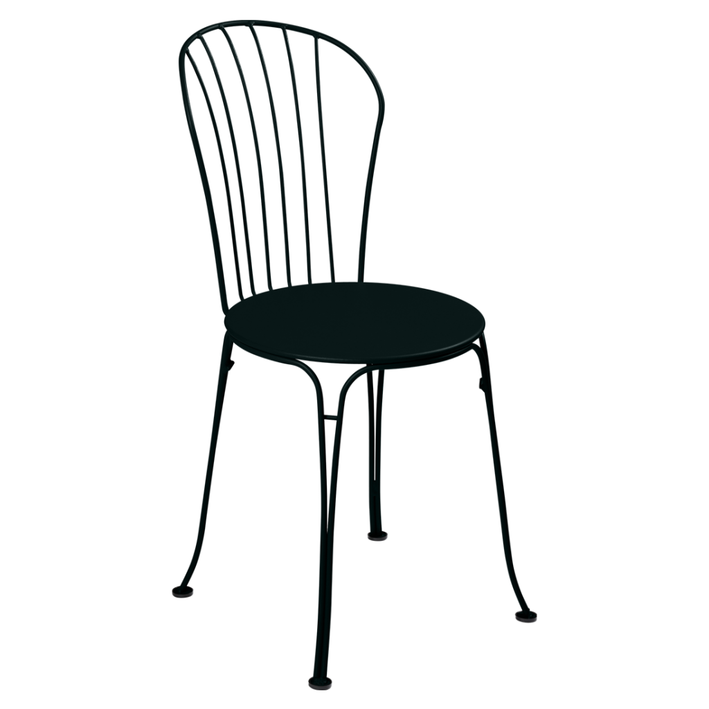 Une chaise noire sur fond blanc.