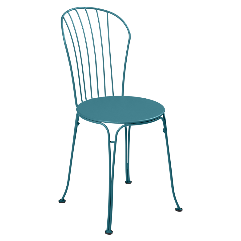 Une chaise en métal bleu sarcelle sur fond blanc.