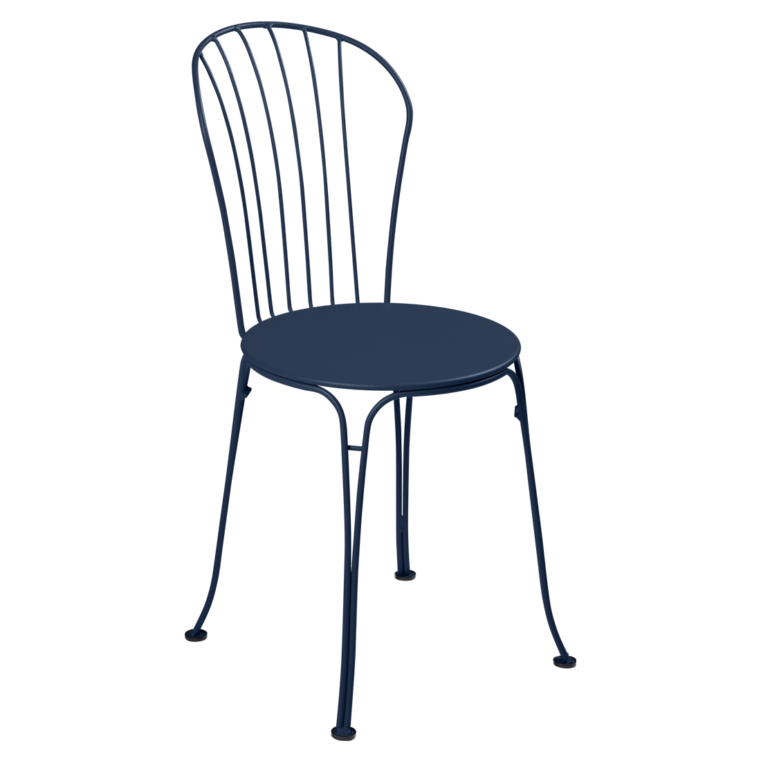 Une chaise en métal bleu sur fond blanc.