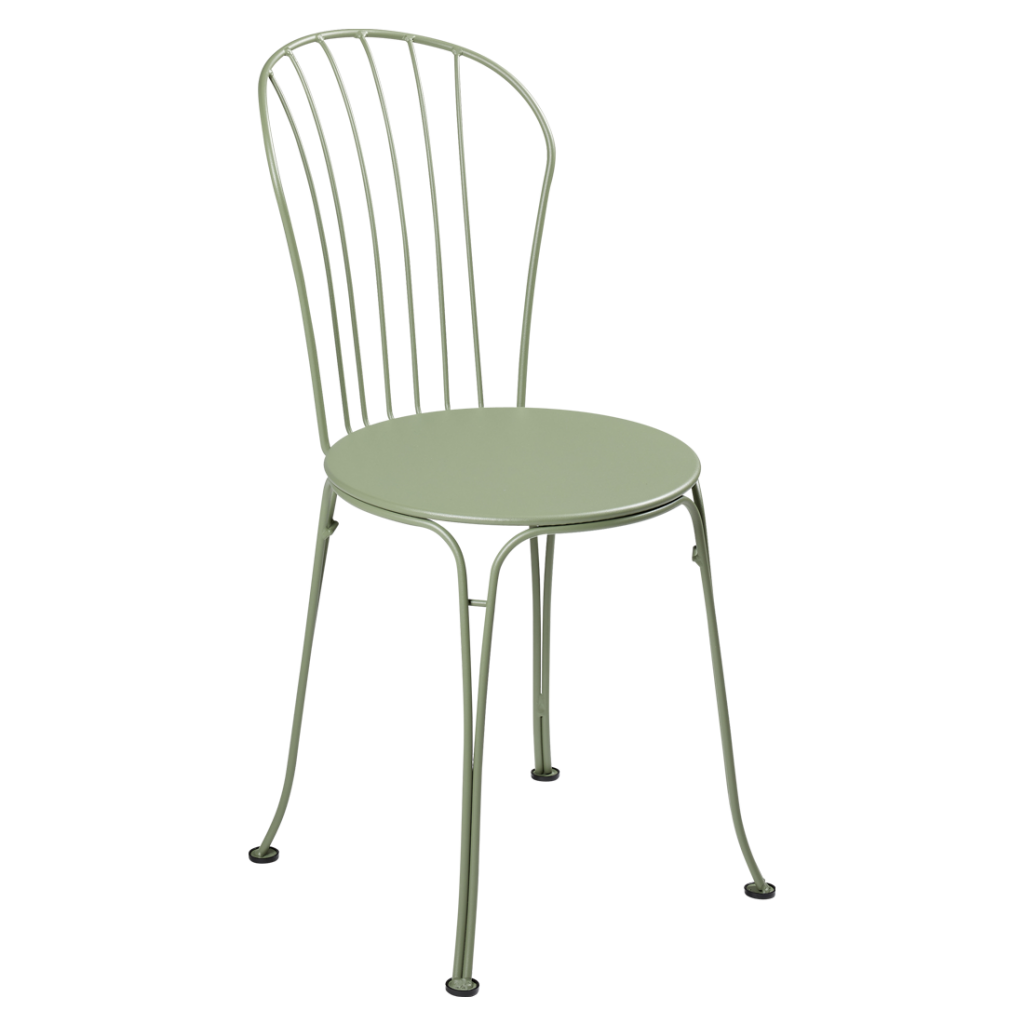Une chaise en métal vert sur fond blanc.
