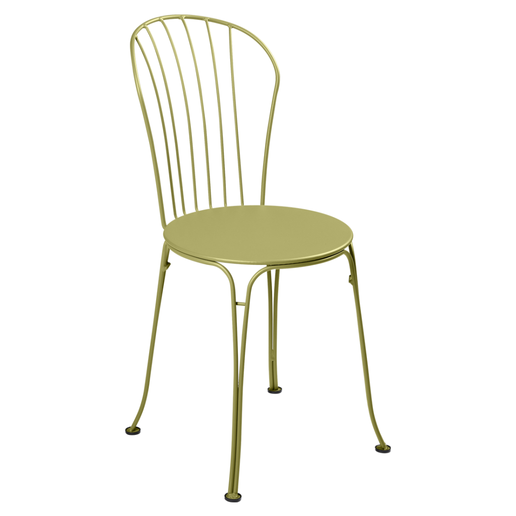 Une chaise en métal vert sur fond blanc.