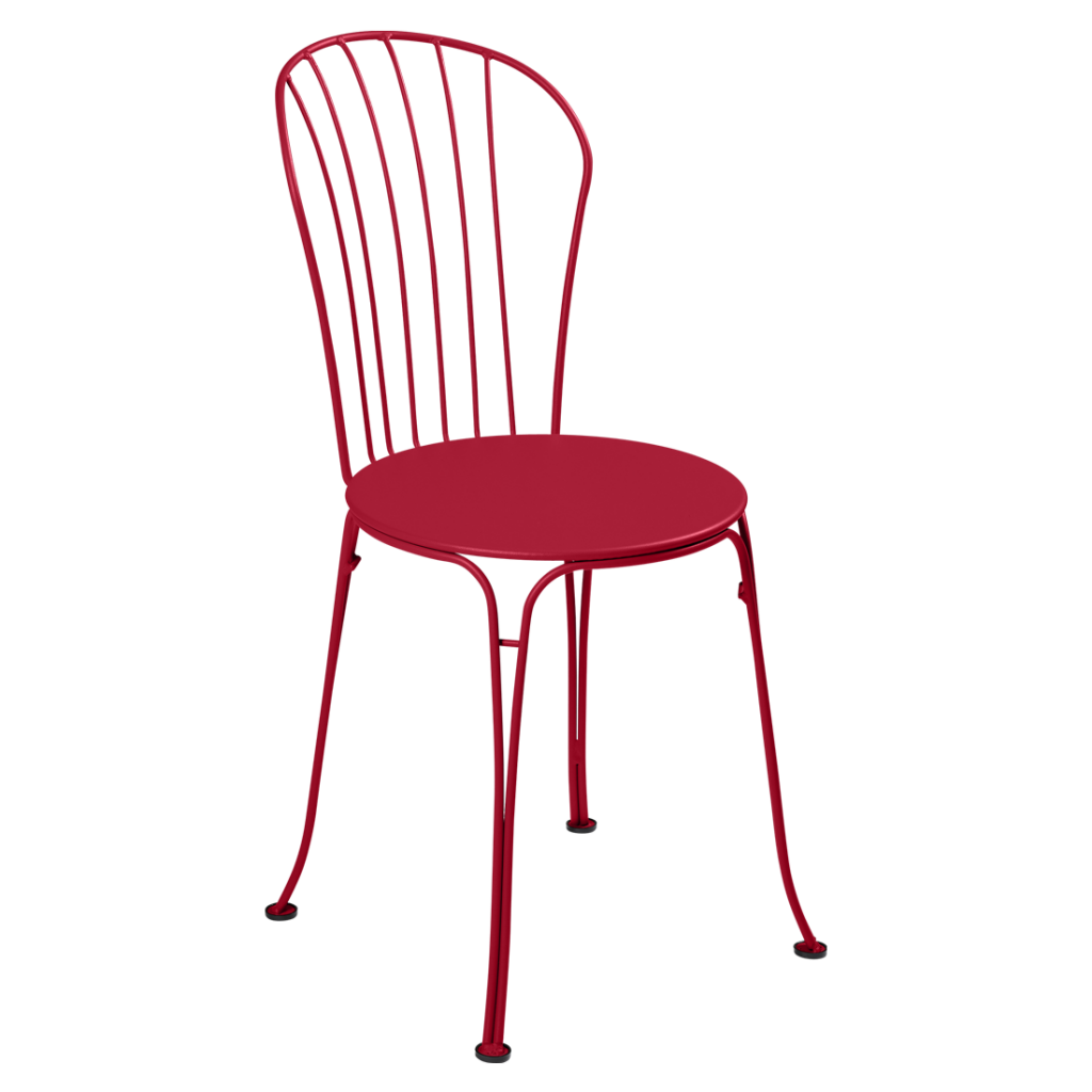 Une chaise en métal rouge sur fond blanc.