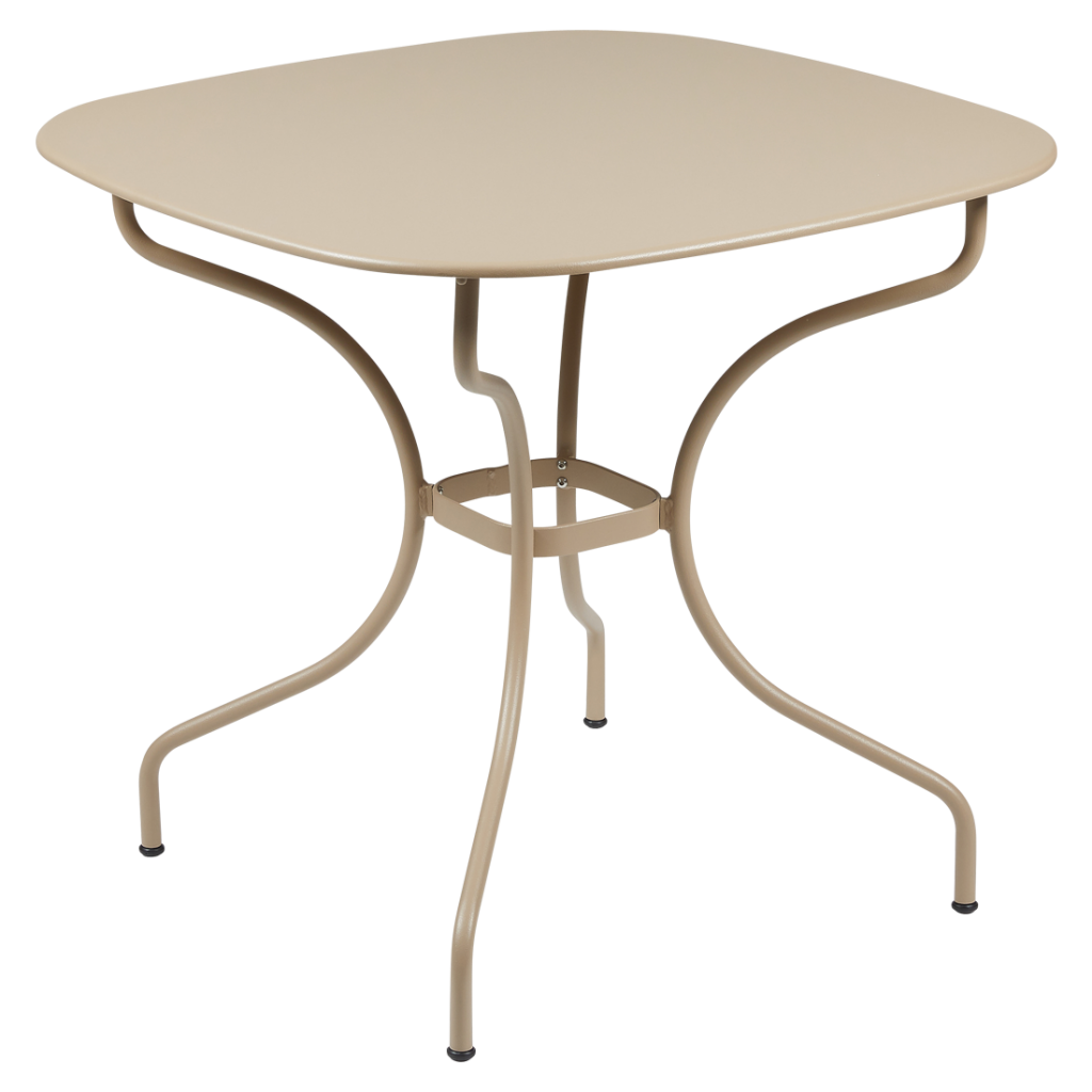 Une table beige avec un piètement en métal.