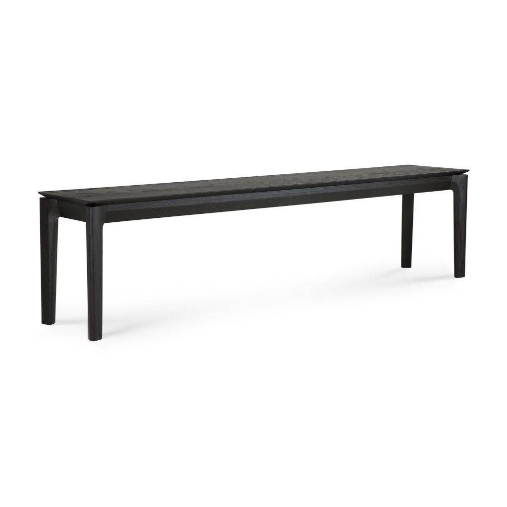 Un banc noir sur fond blanc.
