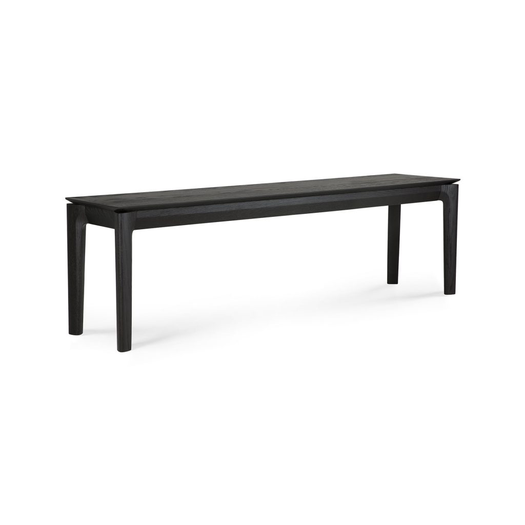 Un banc noir sur fond blanc.