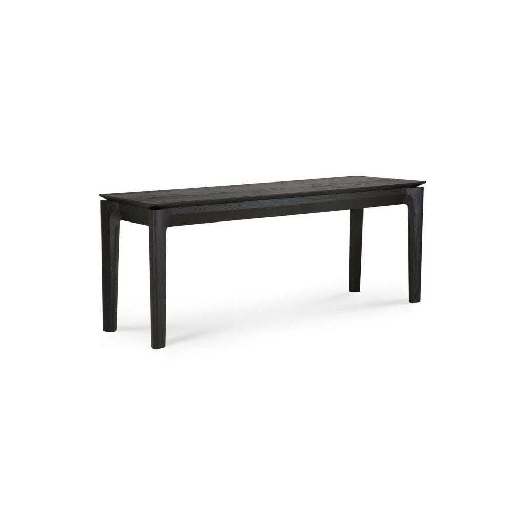 Un banc noir sur fond blanc.