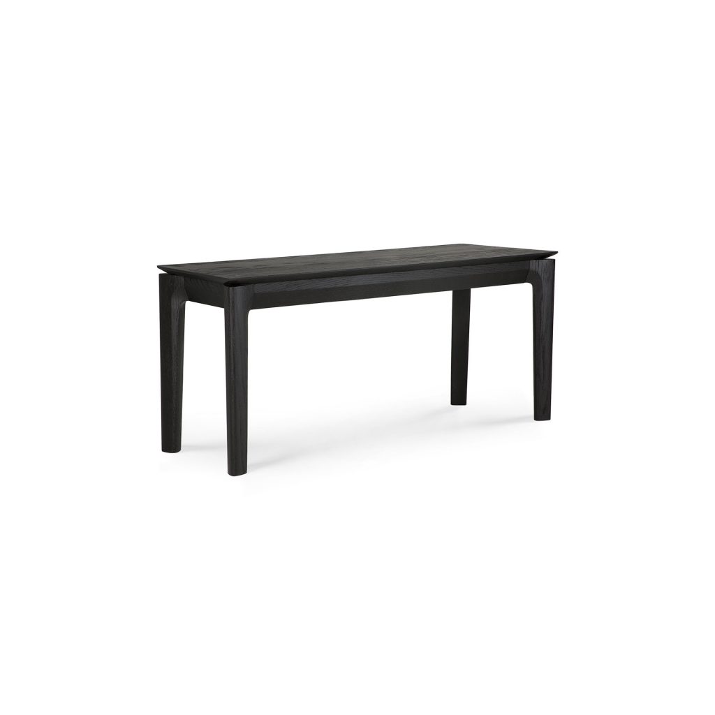 Une table noire avec un plateau en bois sur fond blanc.