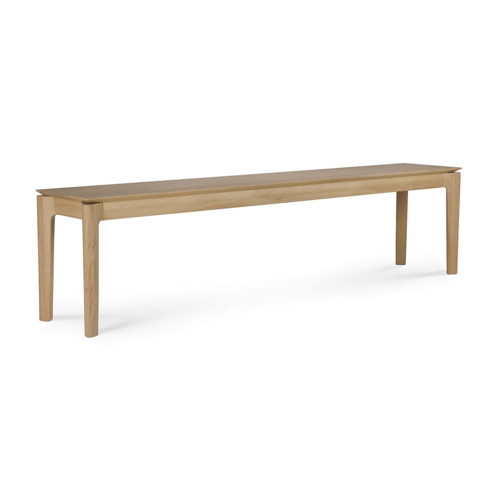 Un banc en bois sur fond blanc.