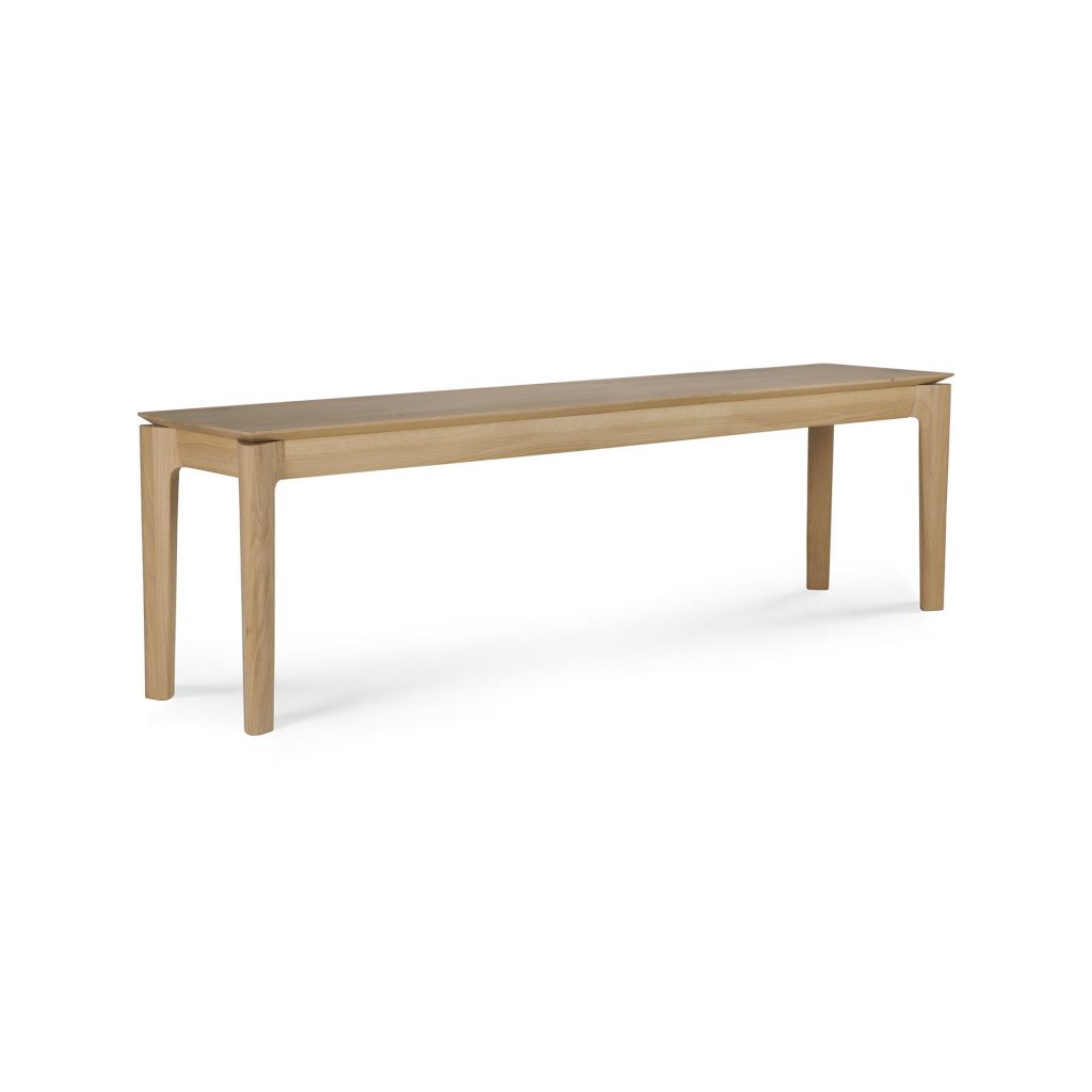 Un banc en bois sur fond blanc.