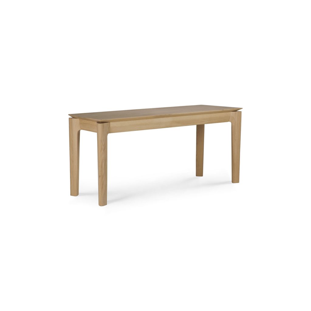 Une table en bois avec un plateau en bois sur fond blanc.
