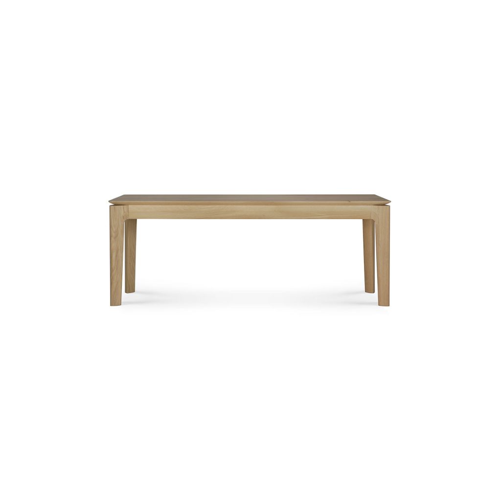 Une table à manger en bois sur fond blanc.