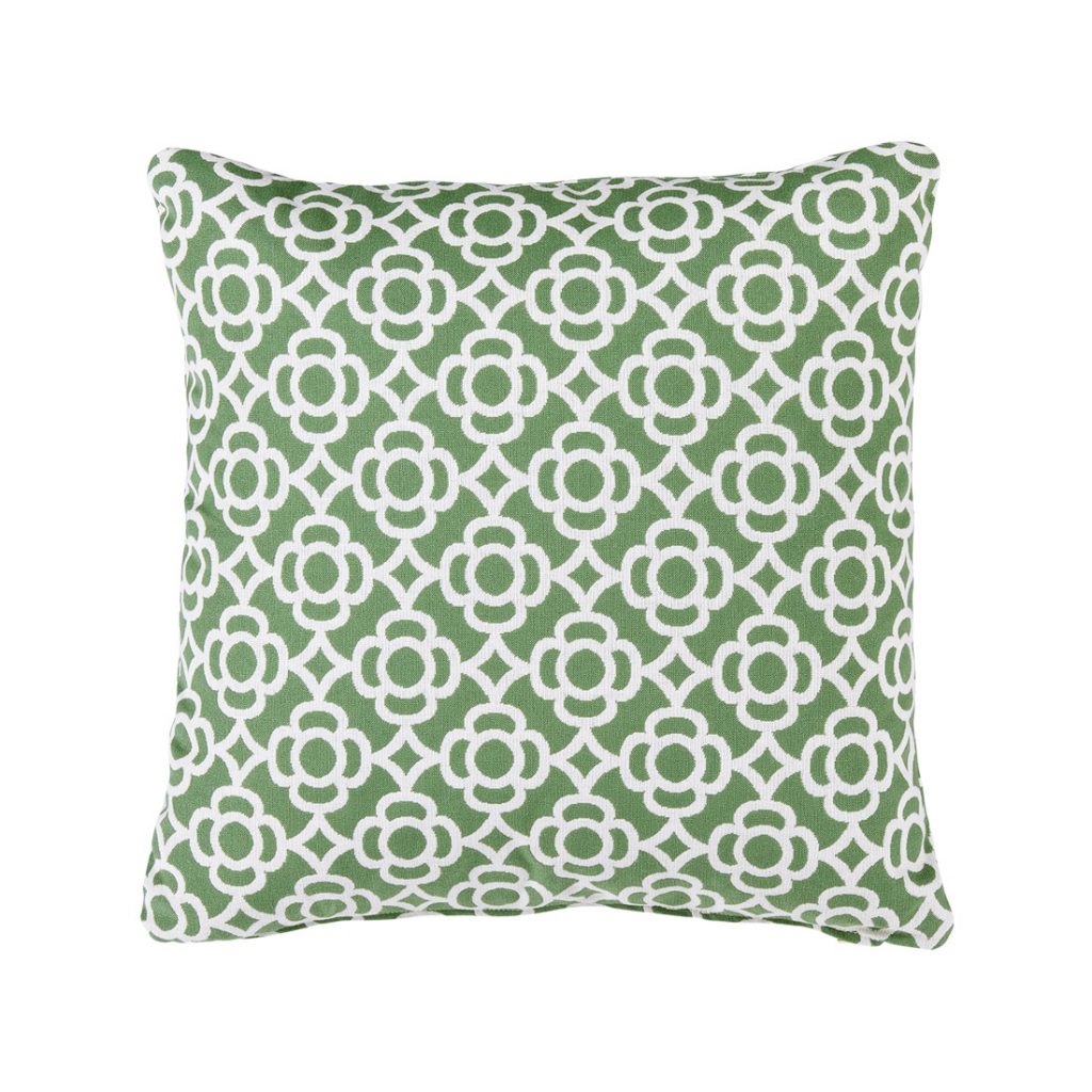 Un coussin vert et blanc au design géométrique.