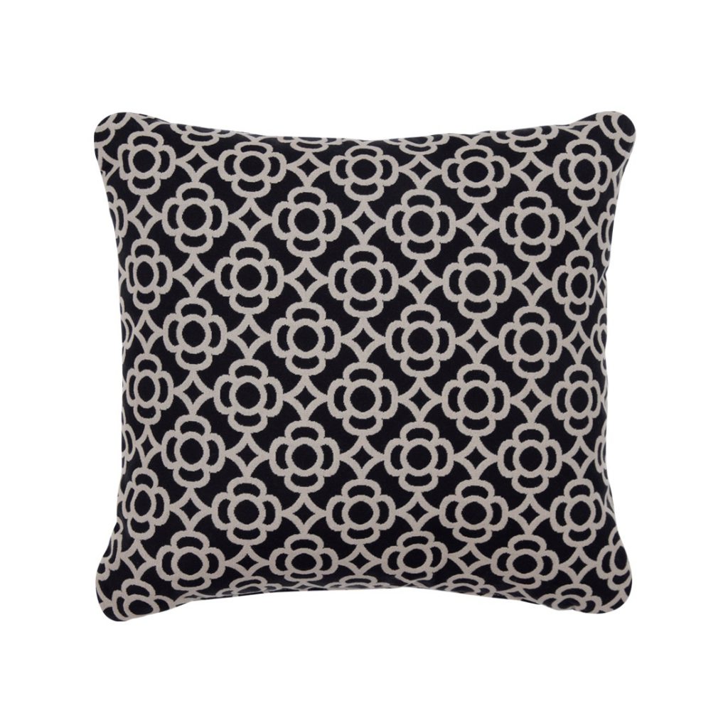 Un coussin noir et blanc avec un motif géométrique.